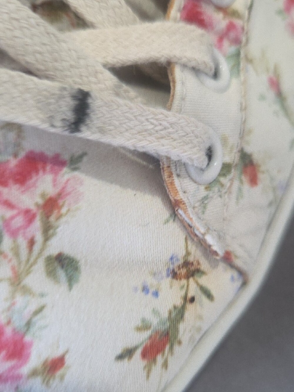 Gucci Floral Lace-Up Low-Top Sneakers in Cream with Red & Navy Stripe - Picture 12 of 13